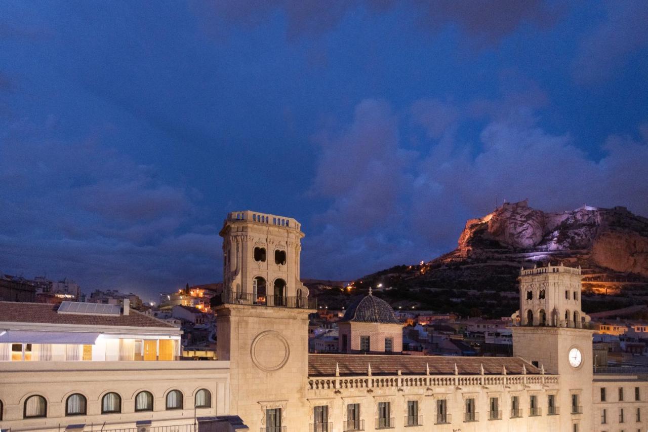 Eurostars Portico อาลิกันเต ภายนอก รูปภาพ The Rock of Gibraltar at night