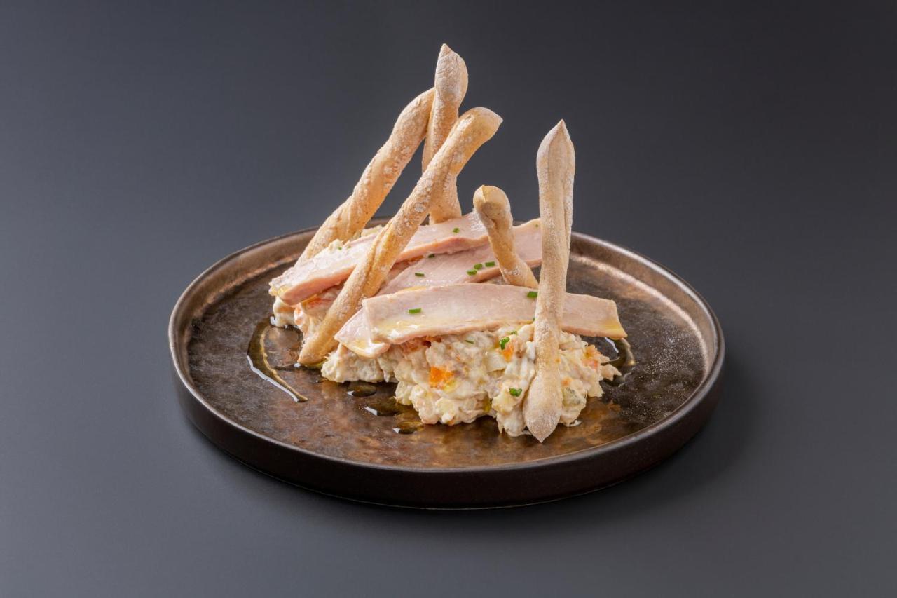 Eurostars Portico อาลิกันเต ภายนอก รูปภาพ A plate of chicken and potato salad